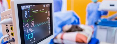Enfermera realizando la monitorización de constantes vitales a un residente en un entorno geriátrico