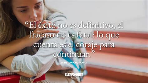 Estudiante concentrado con frases motivadoras en su espacio de estudio