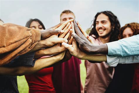 foto de grupo de personas participando en actividades comunitarias de apoyo