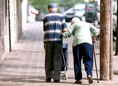 Infografía comparativa: Evolución de la pobreza en adultos mayores y rentabilidad de los fondos desde 1981