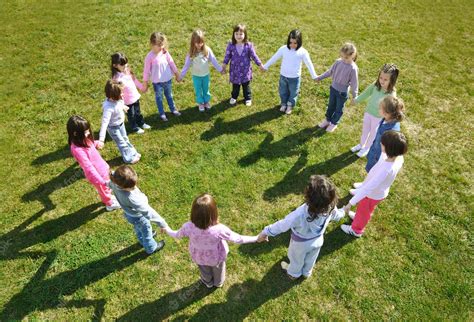 grupo de niños jugando felices