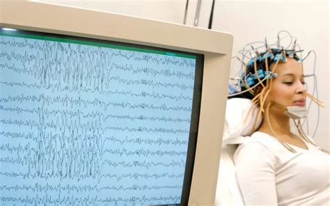científico estudiando actividad cerebral del sueño (EEG)