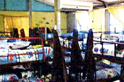 Fotografía de un dormitorio de un centro de Sename con signos de hacinamiento y deterioro