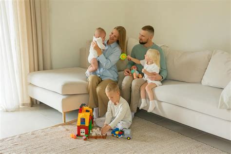 Foto: Interior de una moderna residencia familiar, ambiente acogedor con niños jugando