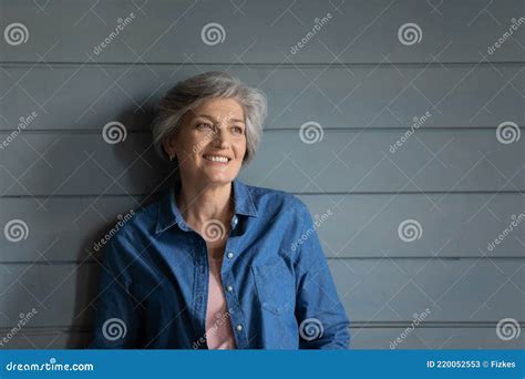 Mujer mayor sensual en pose atractiva