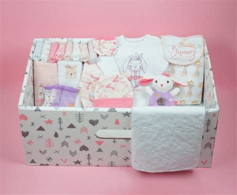 Cuna con kit de recién nacido o imágenes de un ajuar de bebé