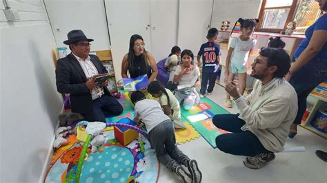 Niños interactuando en un espacio lúdico de HEPI Crianza