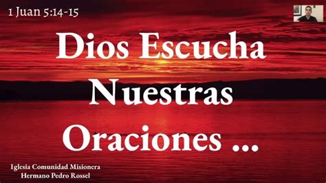 Representación de Dios escuchando oraciones, con una luz suave y reconfortante