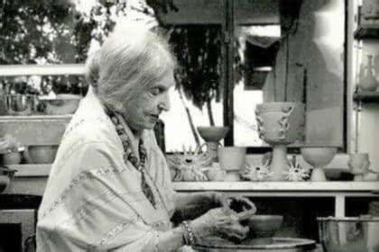 Fotografía de Beatrice Wood, artista de cerámica.