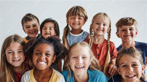 Foto temática: Grupo de niños y jóvenes conversando con un adulto en un entorno seguro
