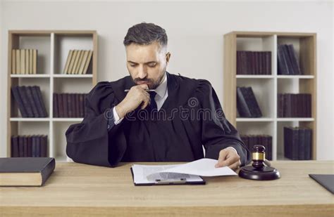 Foto temática: Juez analizando documentos legales