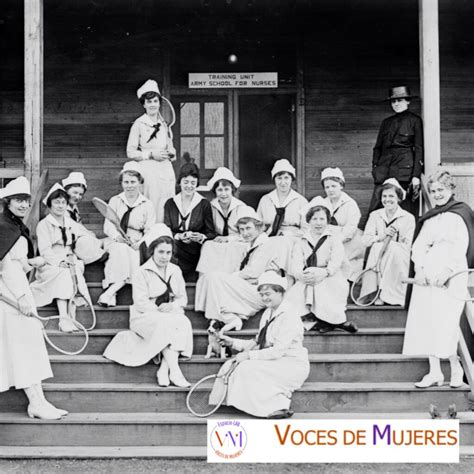 Foto histórica de visitadoras sociales o enfermeras visitando hogares humildes en el siglo XX