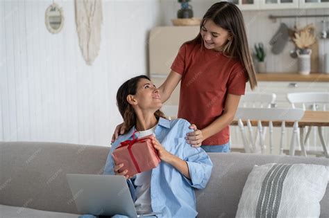 Foto de una madre recibiendo un regalo con una tarjeta