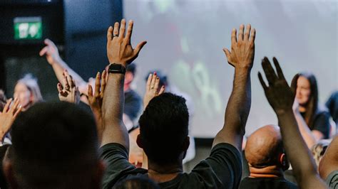Foto de jóvenes danzando y alabando a Dios con alegría