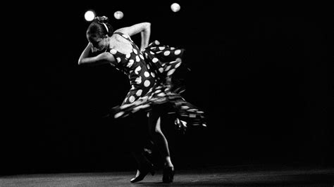 Fotografía artística de estudio centrada en la diversidad corporal y la naturalidad de la mujer madura.