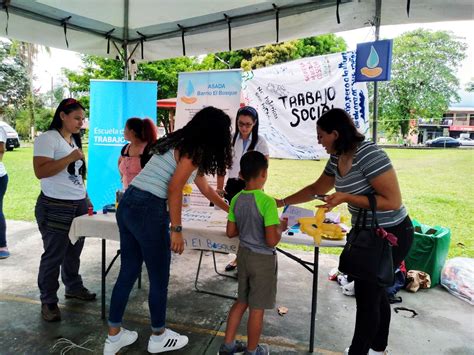 Fotografía de estudiantes de Trabajo Social interactuando en una comunidad