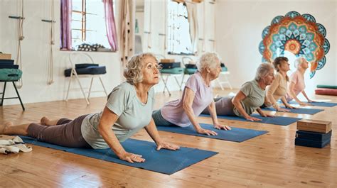 Grupo de mujeres mayores practicando yoga suave en un parque