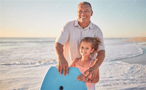 Abuelo Simpson surfeando en la playa