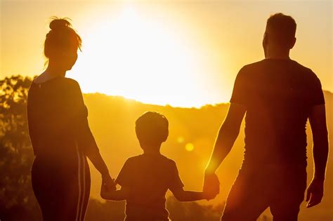 Foto de una familia en silueta, con un espacio abierto entre los padres.