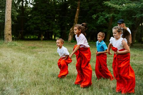 Imagen de un grupo de niños jugando bajo supervisión profesional