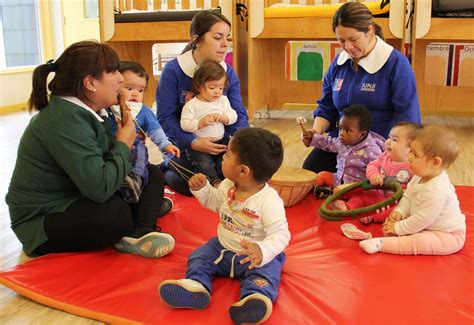 Foto: Educadora de párvulos interactuando con una familia durante una visita domiciliaria