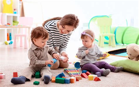 foto de archivo: medicinas en un entorno de cuidado infantil