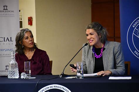 Mariela Labraña, exdirectora del Sename, durante una declaración a medios.