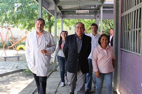 Solange Huerta, directora del Sename, visitando un centro de protección.