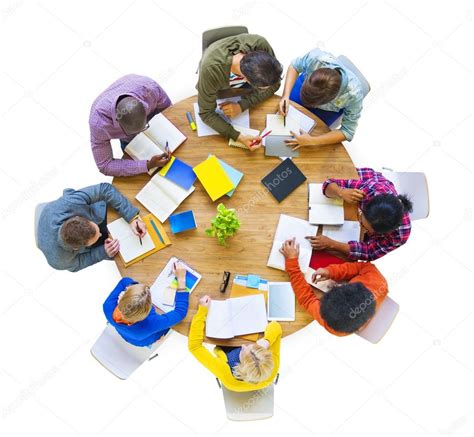 Foto temática de un grupo de personas trabajando colaborativamente en un entorno institucional o de comité