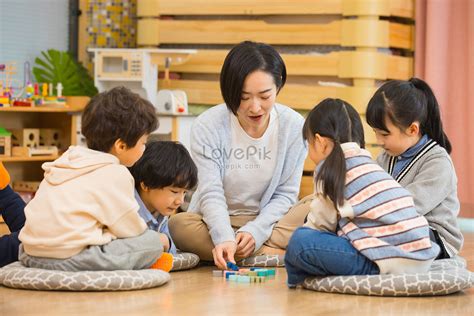 Imagen de niños interactuando en un entorno escolar con un adulto supervisando