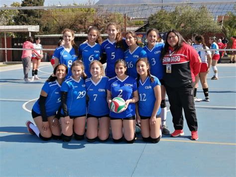 Estudiantes del Colegio San Pedro Nolasco participando en actividades académicas o deportivas