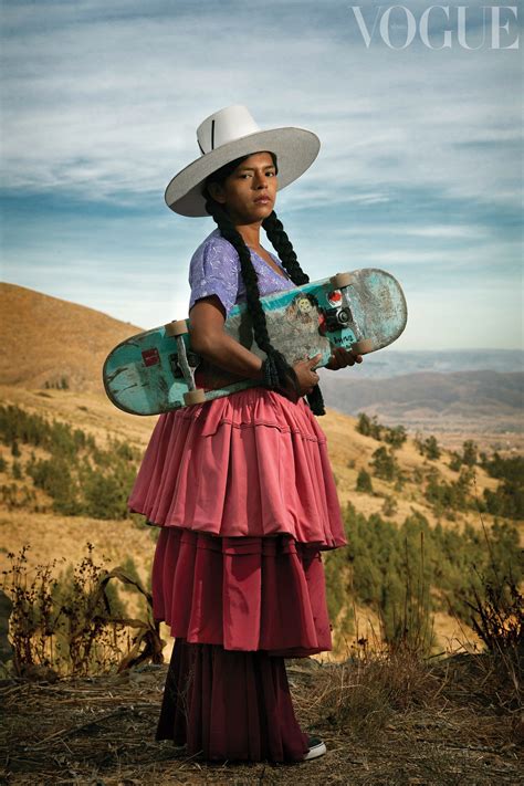 Fotografía de un desfile de moda de cholitas, mostrando diseños contemporáneos de la vestimenta tradicional.