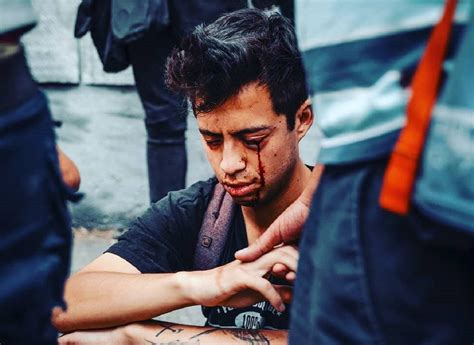 Gustavo Gatica con los ojos vendados en la calle