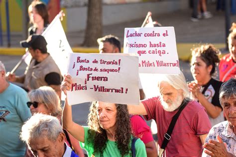 Foto de portada de jubilados en un parque con el título del disco en letras de Azagra