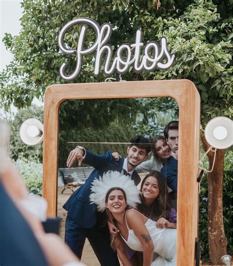 Fotografía de un fotomatón en un evento con accesorios divertidos y atrezzo temático.