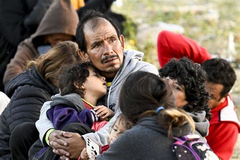 Representación de un niño esperando reunificación familiar en un entorno de apoyo