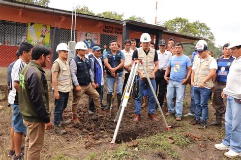 Foto de una ceremonia de primera piedra de un centro comunitario de cuidados