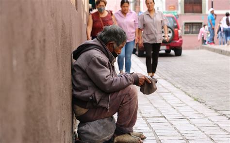 Fotografía de una persona en situación de calle en Chile, que sugiere la presencia de una discapacidad, en un entorno urbano. Se busca transmitir la doble vulnerabilidad.