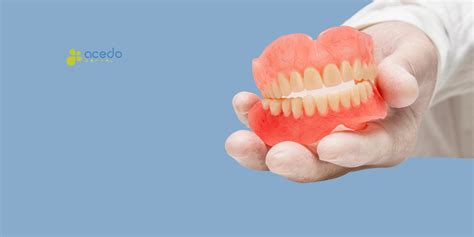 Infografía comparando implantes dentales, puentes y dentaduras postizas