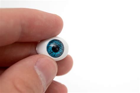 Imagen de prótesis ocular de cristal y acrílico, comparativa