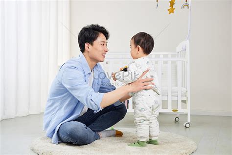 Joven cuidando a un niño, mostrando interacción positiva y un ambiente de aprendizaje.