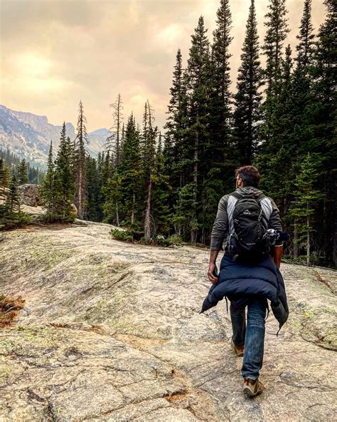 Foto de personas utilizando sillas Joëllete en un sendero