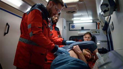 Equipo de emergencia reanimando a una menor en un centro de internación