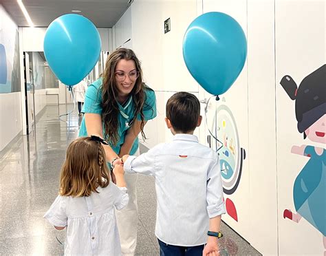 Foto de Bruna interactuando con un niño en el hospital