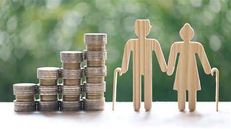 Ilustración de personas mayores recibiendo beneficios o un esquema de reforma de pensiones