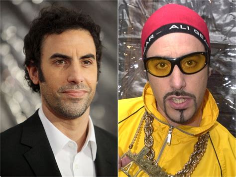Sacha Baron Cohen recibiendo un premio de manos de una anciana en silla de ruedas en un escenario