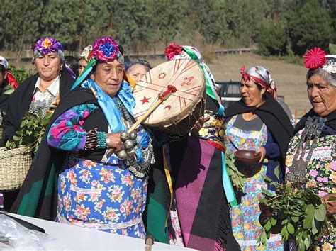 Representación artística de un machi realizando una ceremonia tradicional mapuche