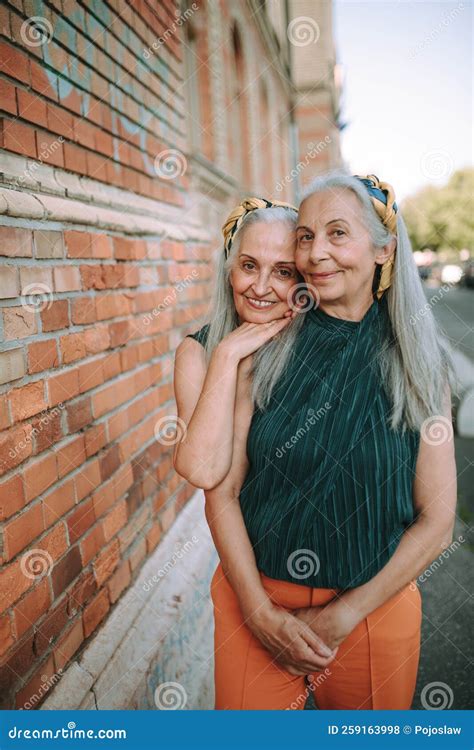 Foto de mujeres mayores posando con confianza