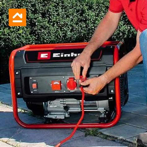 Foto de generador eléctrico en zona rural o de una familia usando velas/fogata