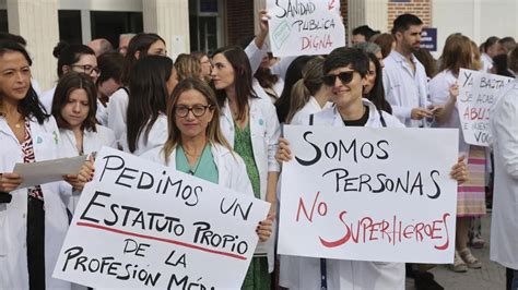Gráfico informativo sobre la participación de médicos en las clínicas de la DINA